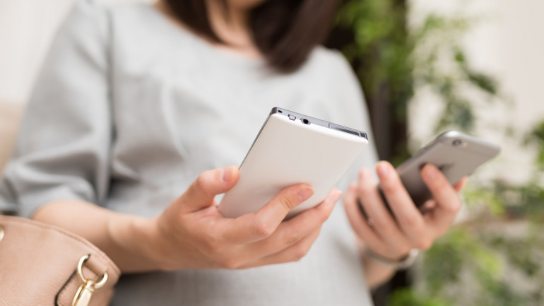 スマホを２台持っている女性