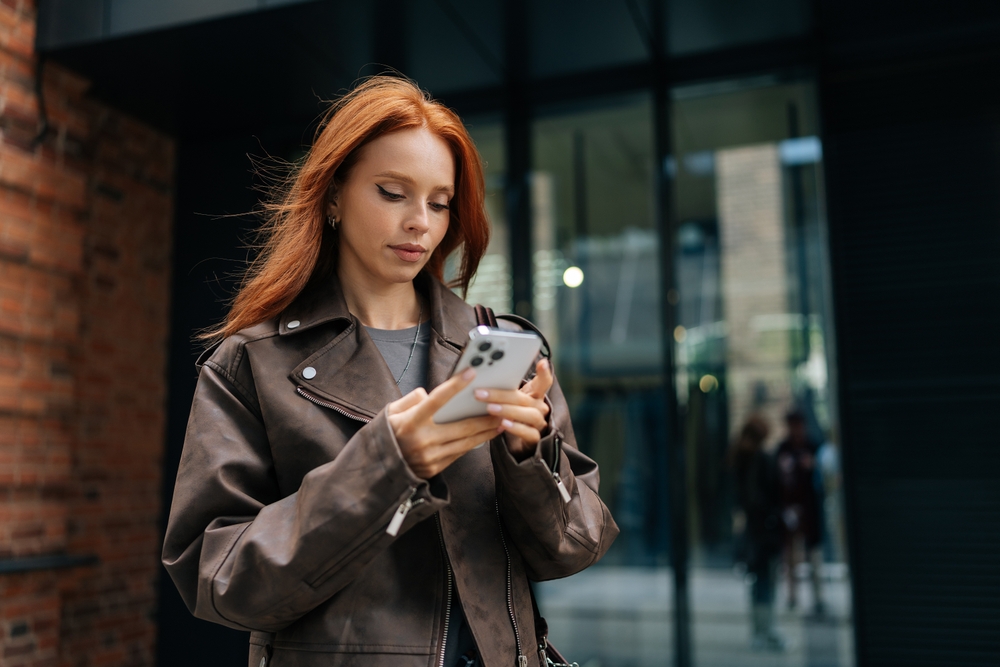 スマートフォンを手にする女性