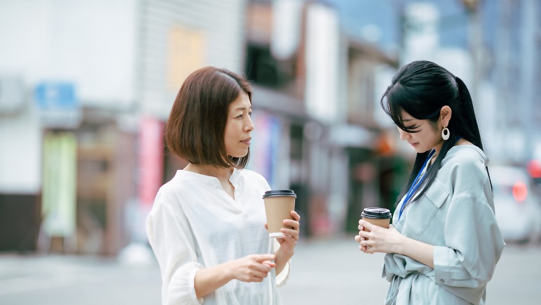 落ち込む部下を励ますイメージ