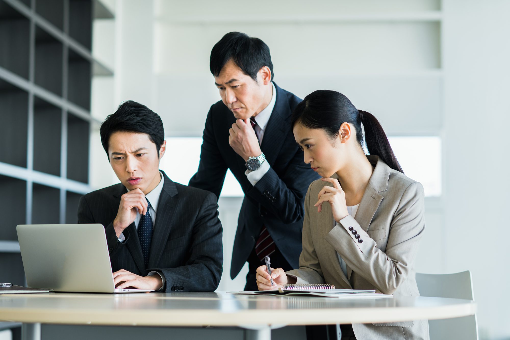 険しい表示で会議をする