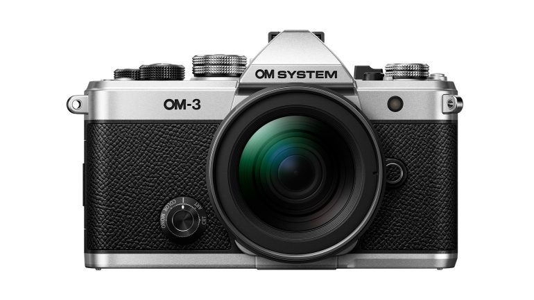 フィルム一眼レフカメラ調のデザインにフラッグシップ並みの性能を詰め込んだOM SYSTEMの新型ミラーレス一眼カメラ「OM-3」