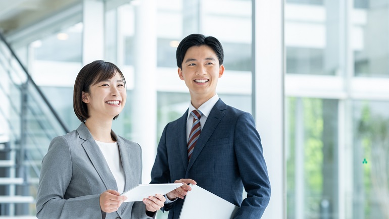 笑顔のオフィスのイメージ