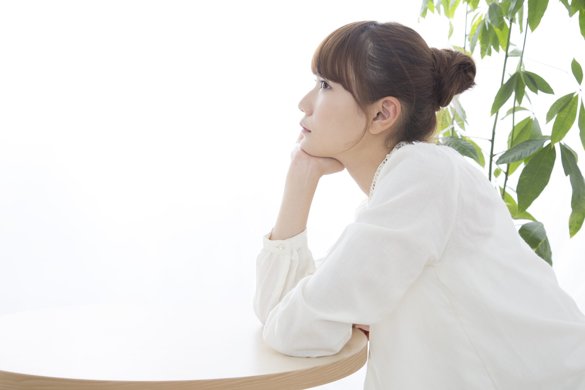 頬杖をつく人物