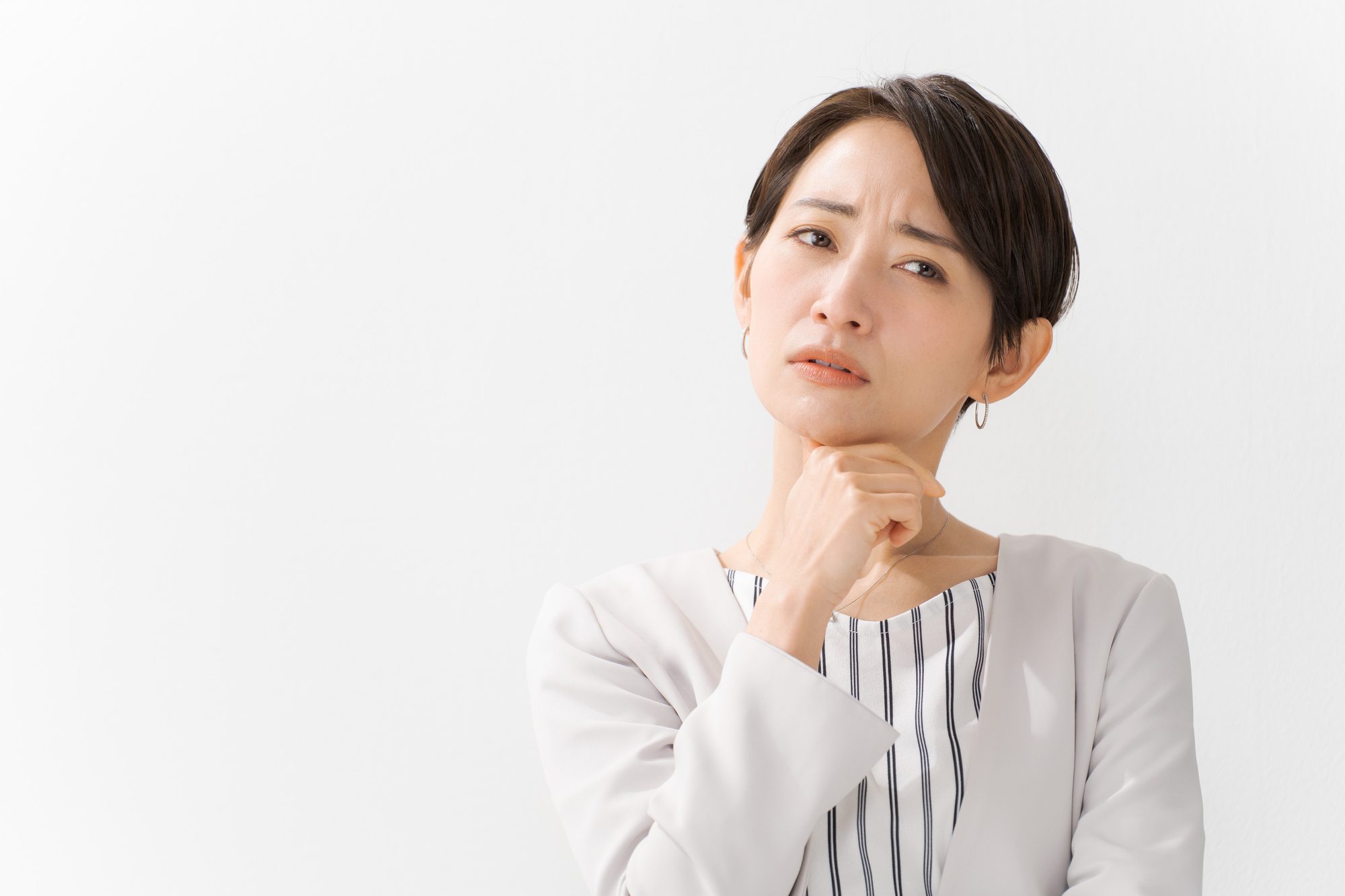 考え事をするビジネスパーソン