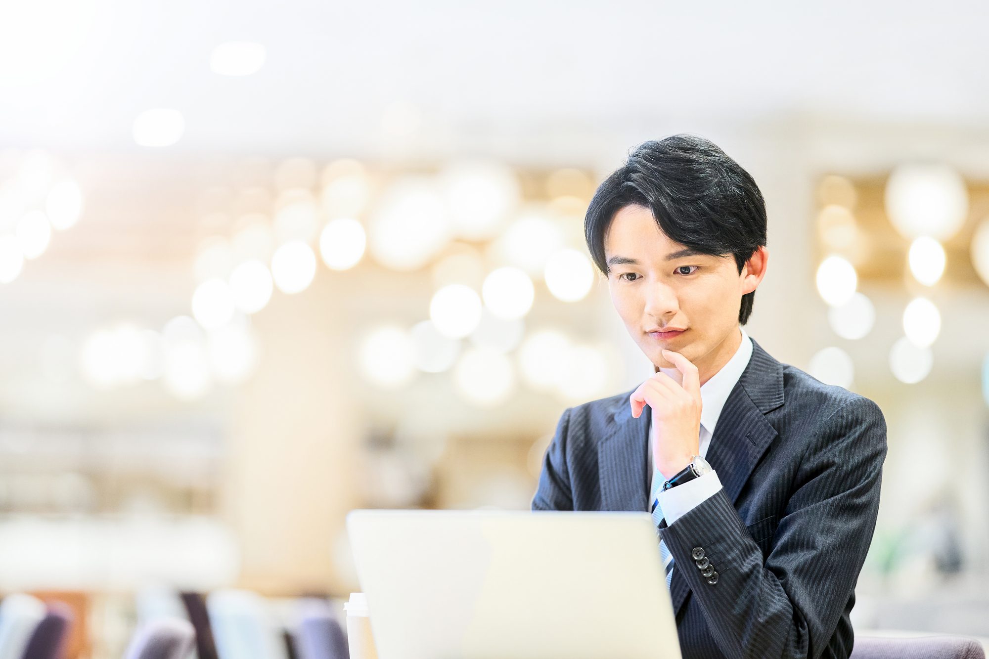パソコンの画面を見ているビジネスパーソン
