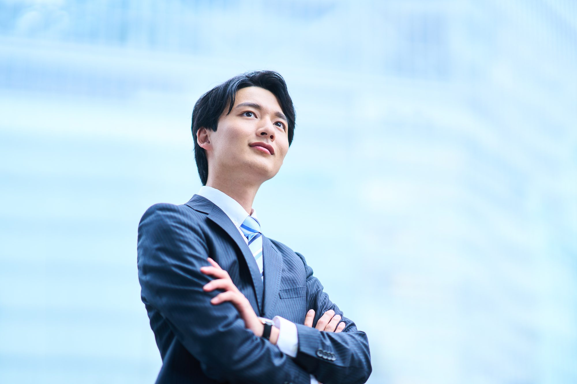 腕組みをしているビジネスパーソン