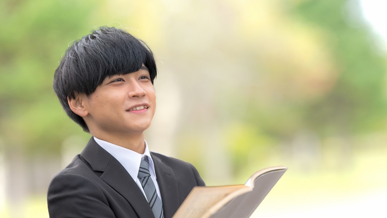 笑顔で読書のイメージ