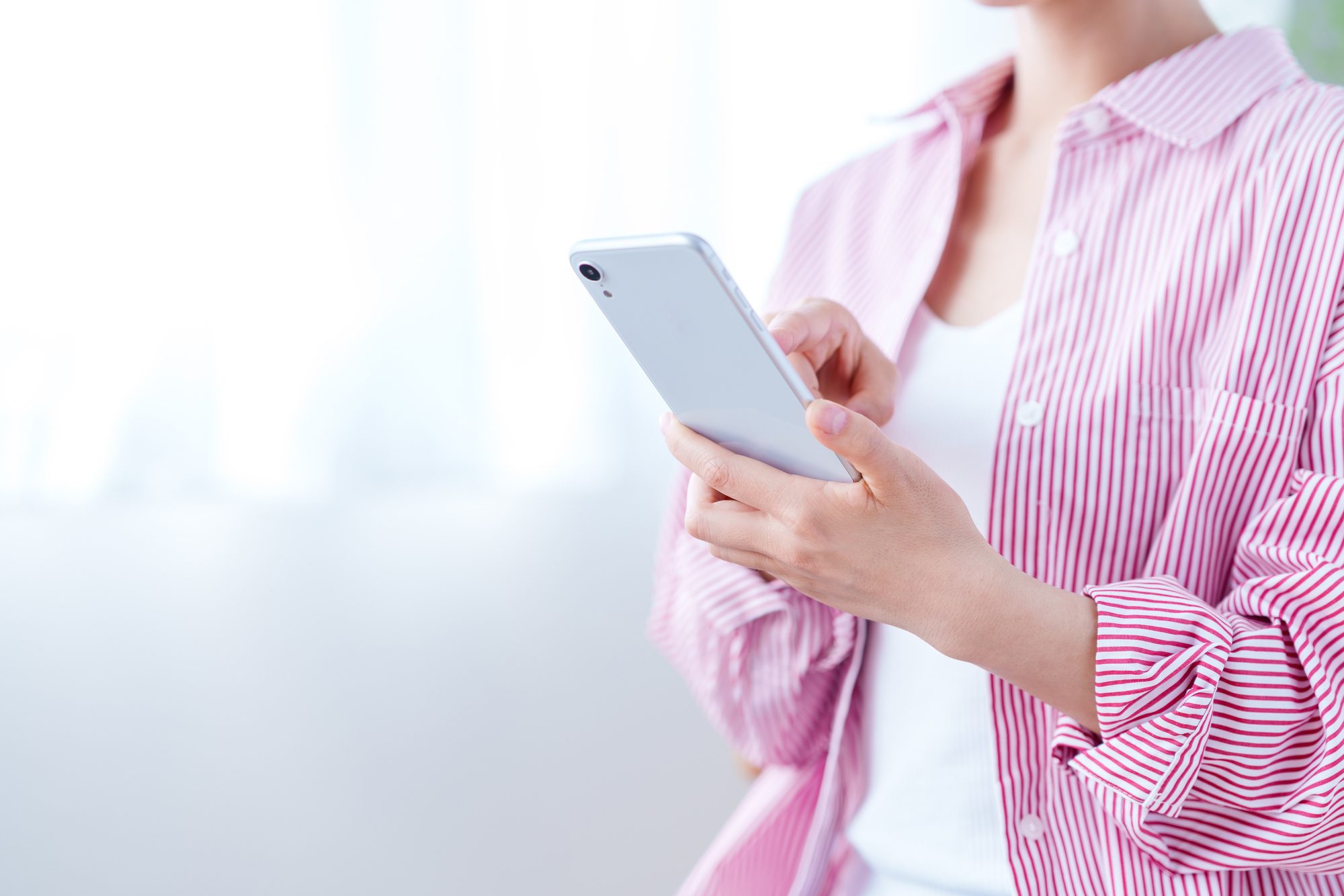 スマホを操作する人物