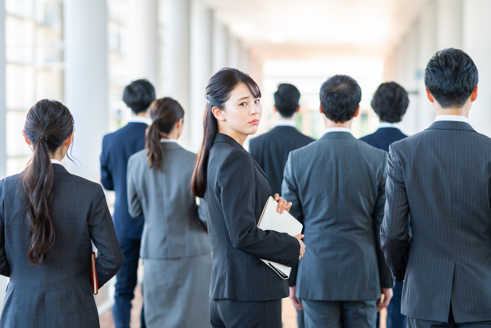 人並みで振り返る人物