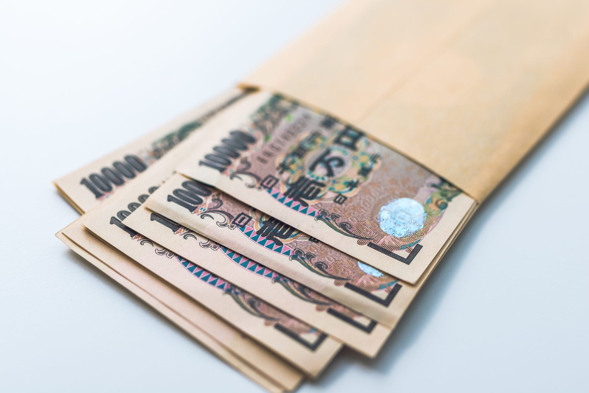 封筒に入れた現金