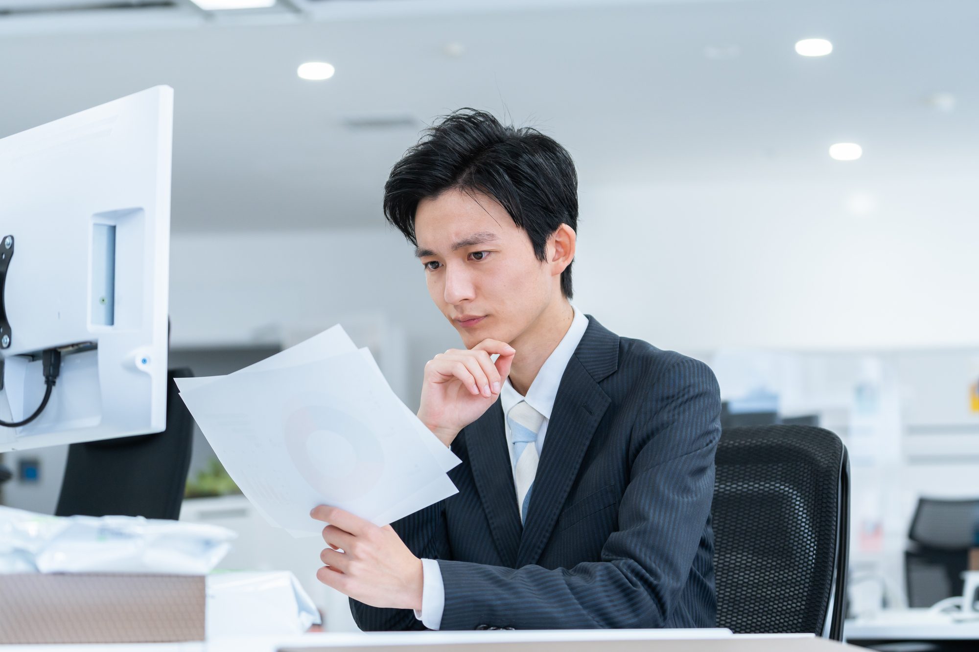 書類を見つめるビジネスパーソン