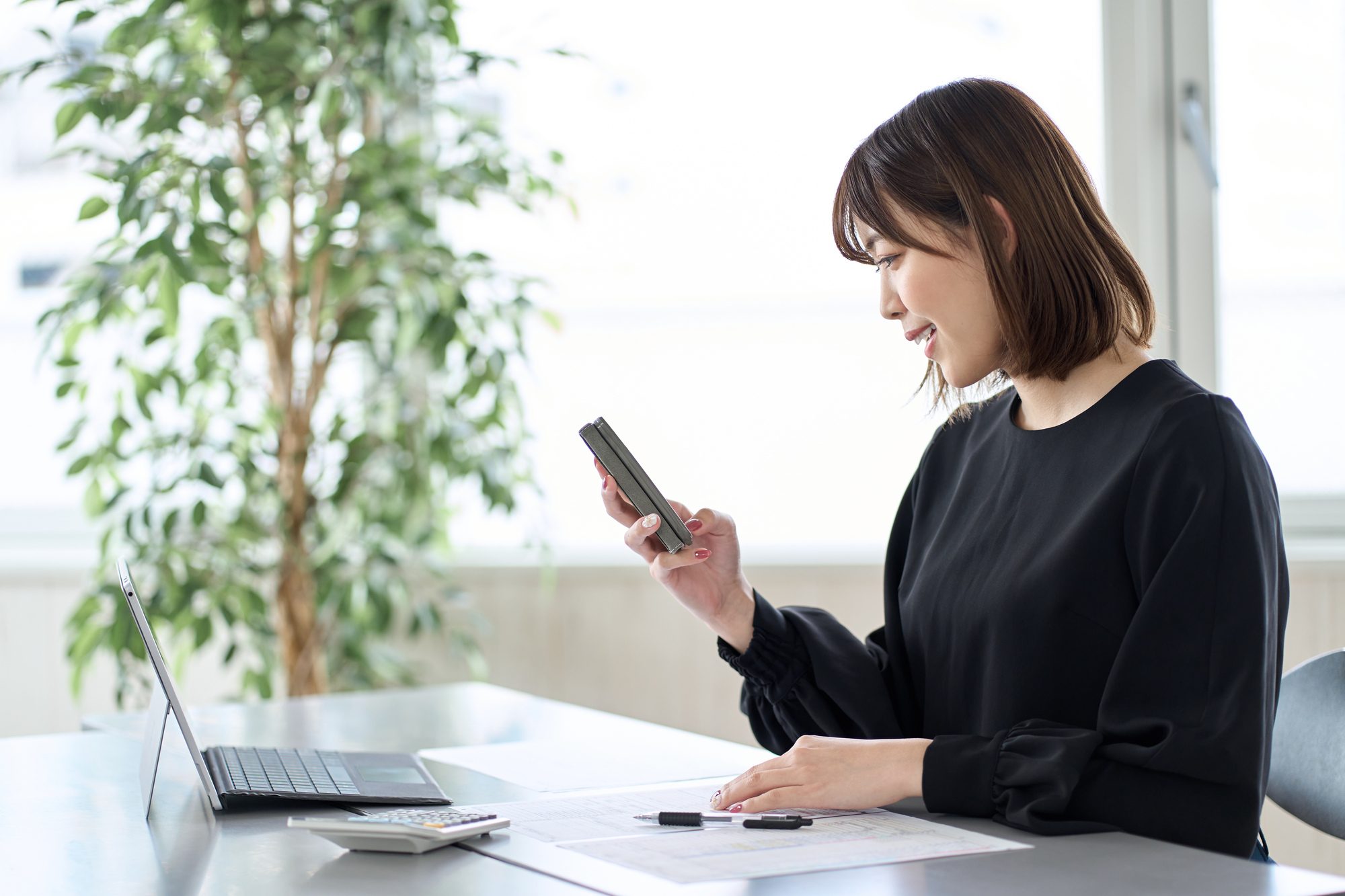 スマホで経理作業を行う