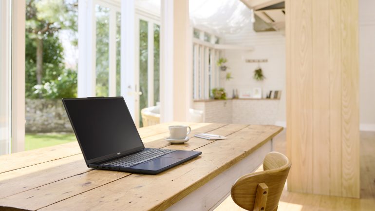 AI技術による電力管理でバッテリーの駆動を効率化するNEC PCの15.3型ノートPC「LAVIE Direct N15 Slim」