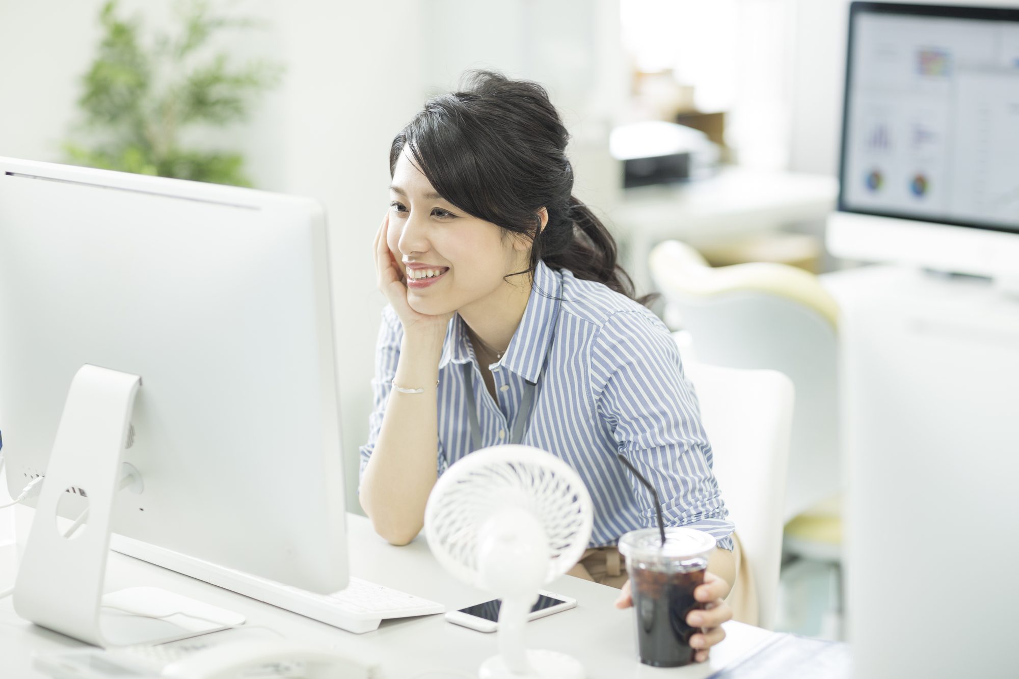 パソコンに向かっている会社員