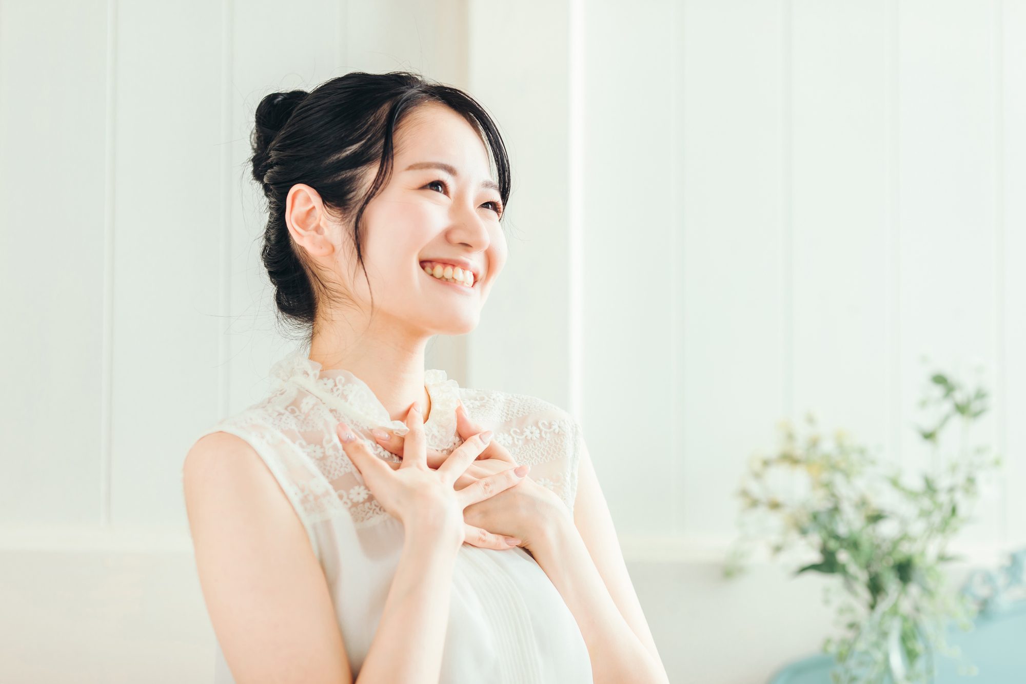 胸に手を当てる