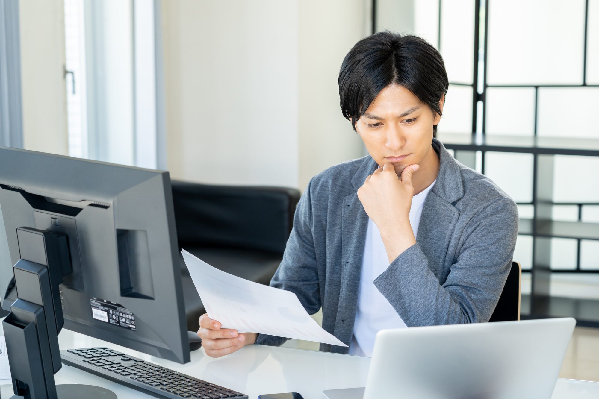 資料を見ながら作業をする