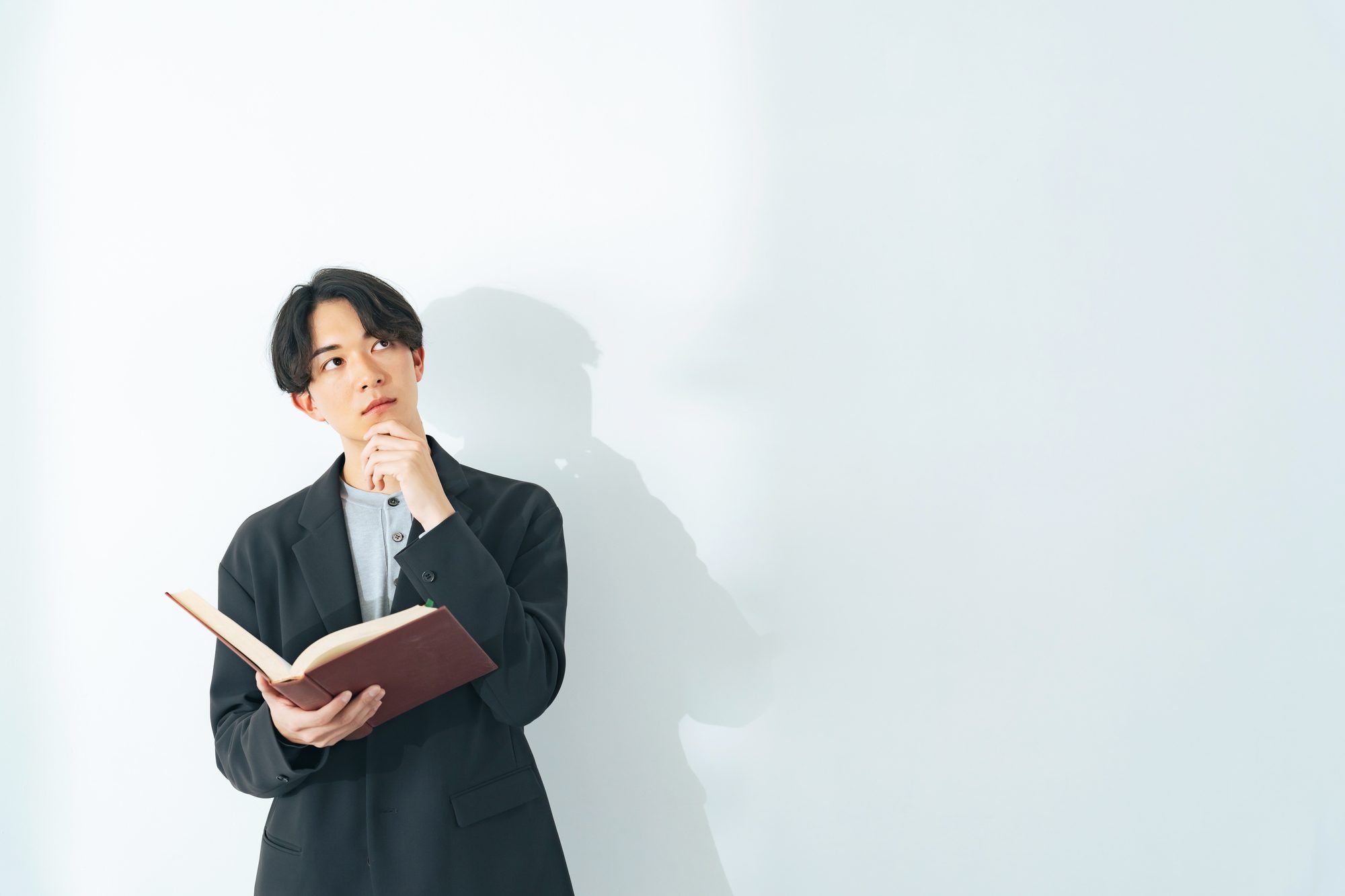 本を読んでいる人物