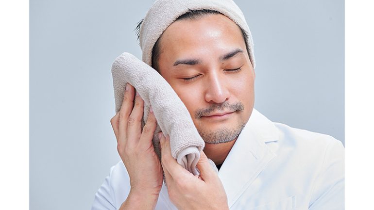 タオルで押さえるように水分を拭き取る