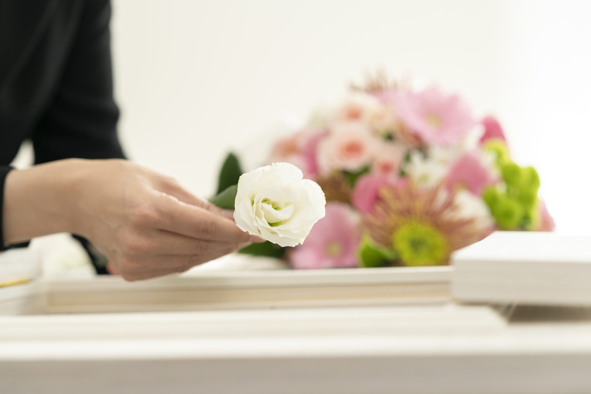 棺桶に花を手向ける