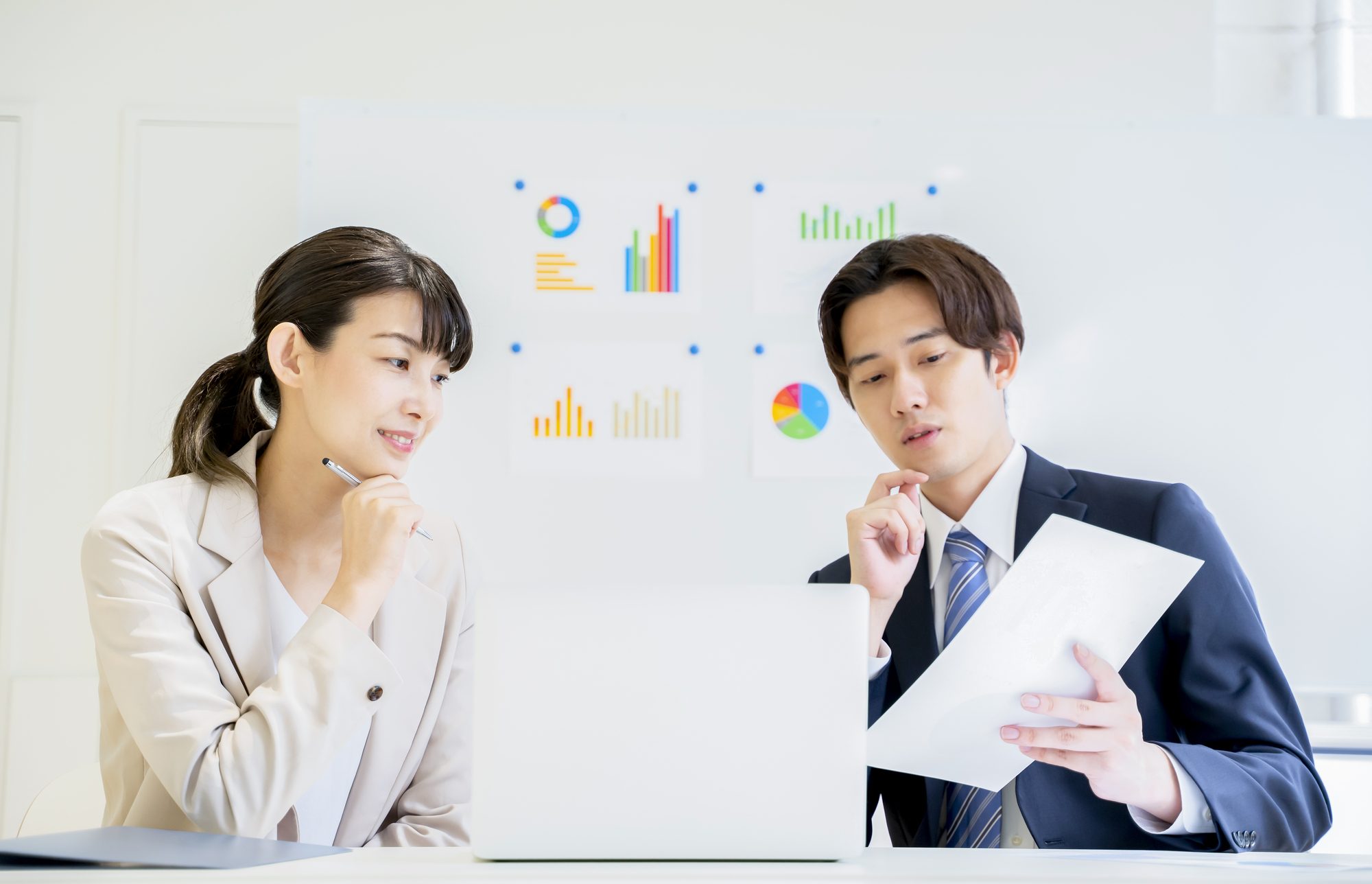 パソコンを前にした打ち合わせ