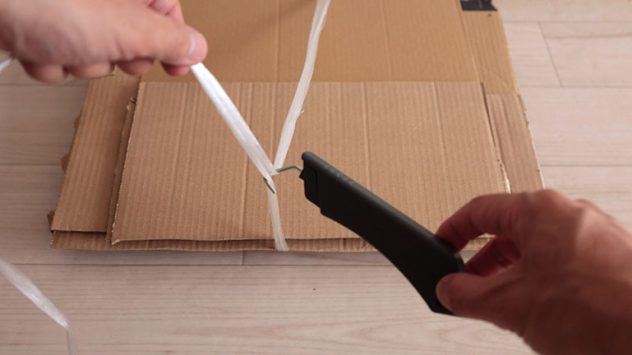 不器用な人に朗報！段ボールの結束が秒で完了するダイソーの「くるくるひもしばり」【100均】｜@DIME アットダイム