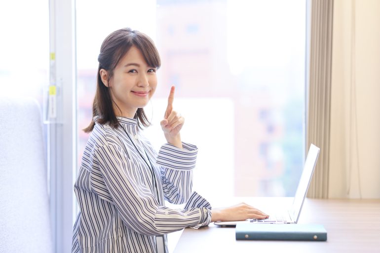 パソコンを前にひらめいた人物