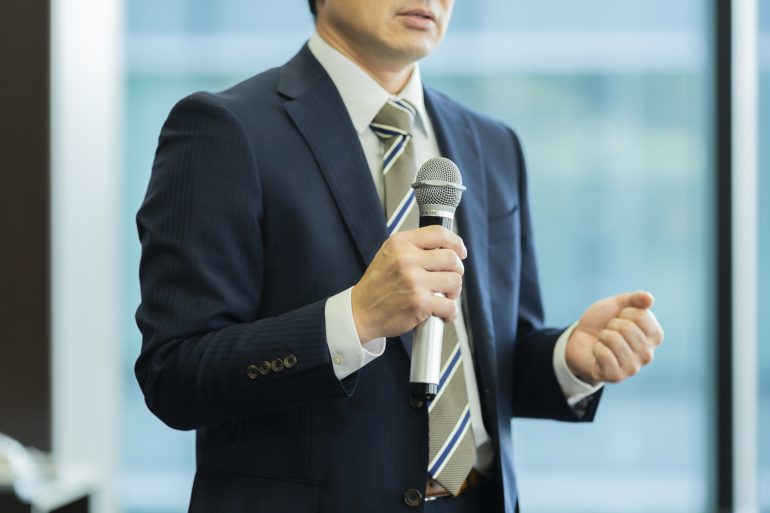 スピーチするビジネスパーソン