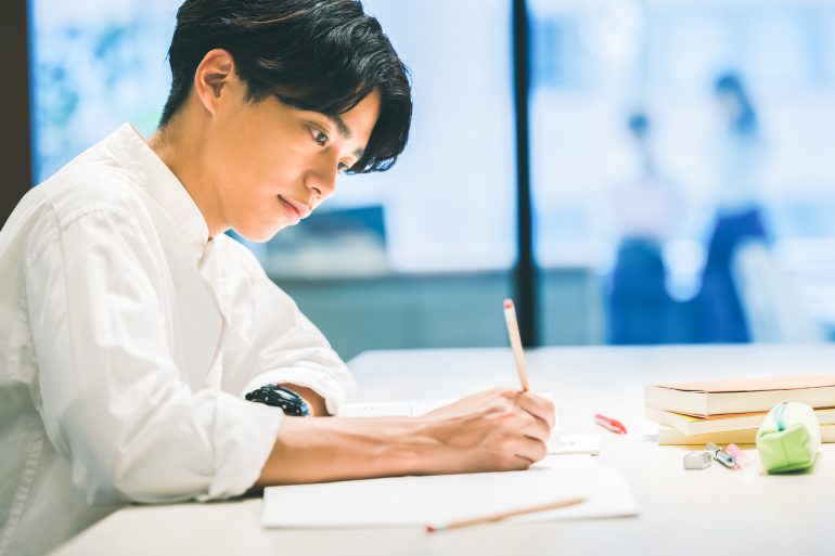 勉強する人物