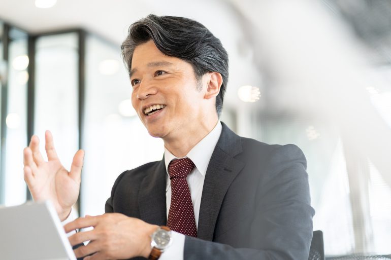 交渉をする中年の人物