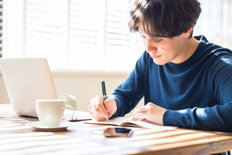 勉強する人物