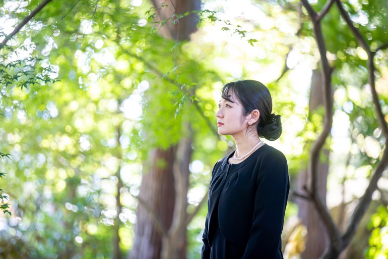 喪服姿の人物