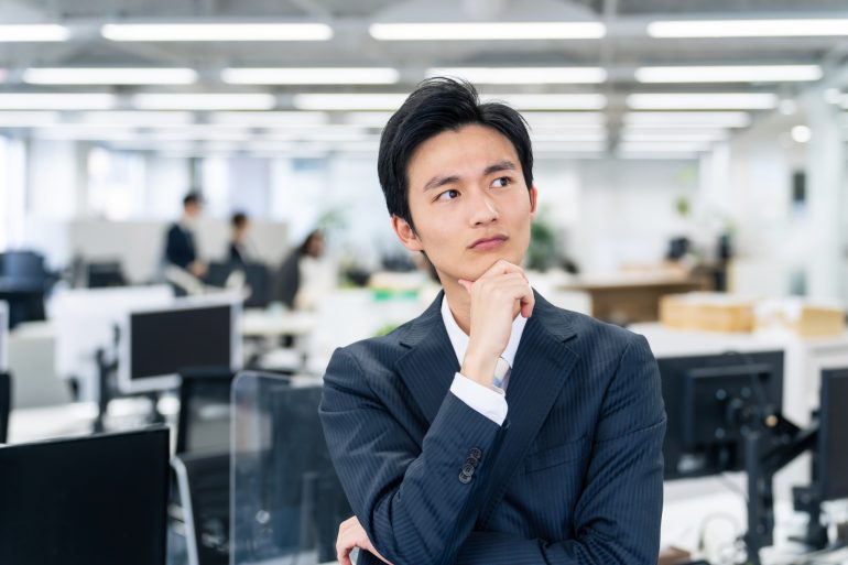 考え事をする人物