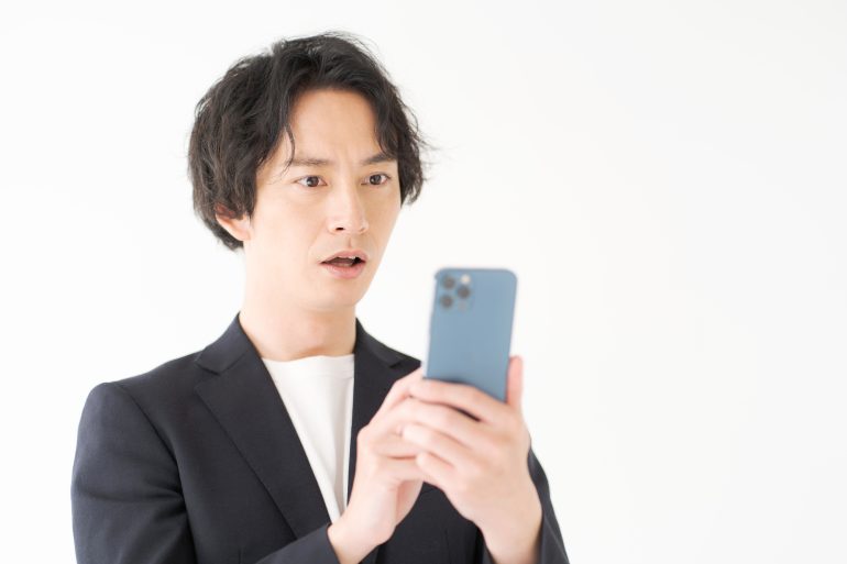 スマホを見て驚く