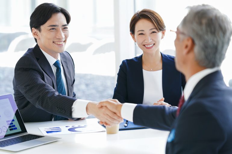 打ち合わせのテーブル