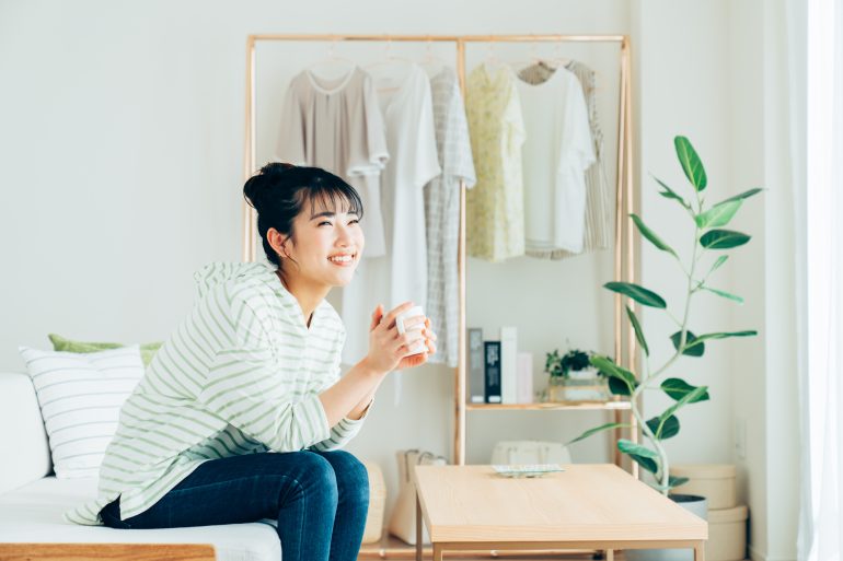 部屋でくつろぐ人物