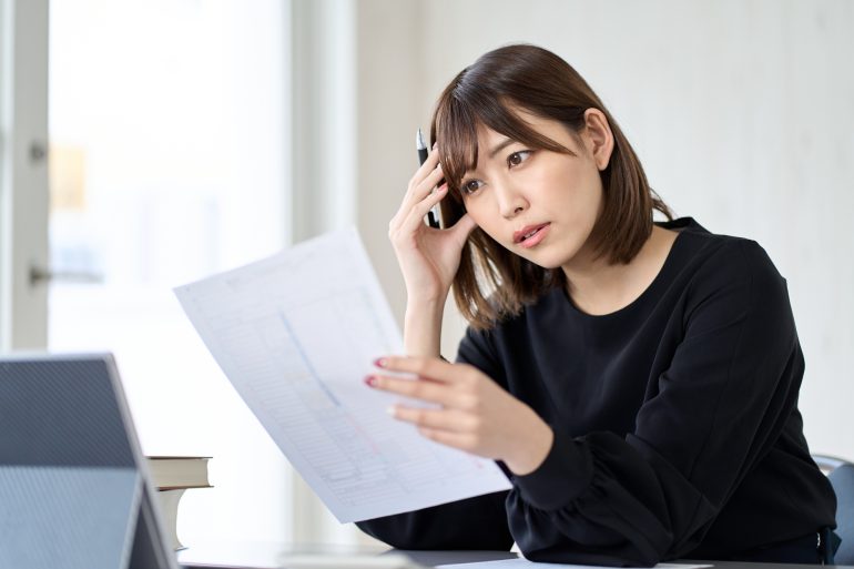 資料を手にする人物
