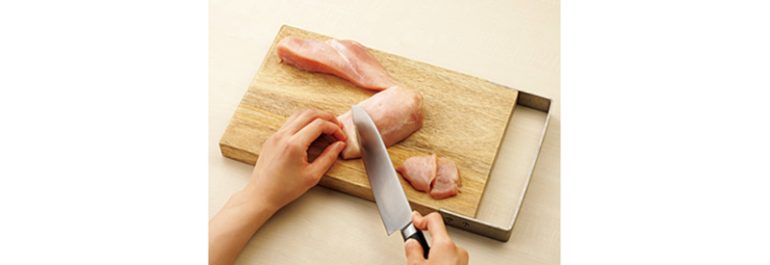 鶏肉を切って袋に入れる