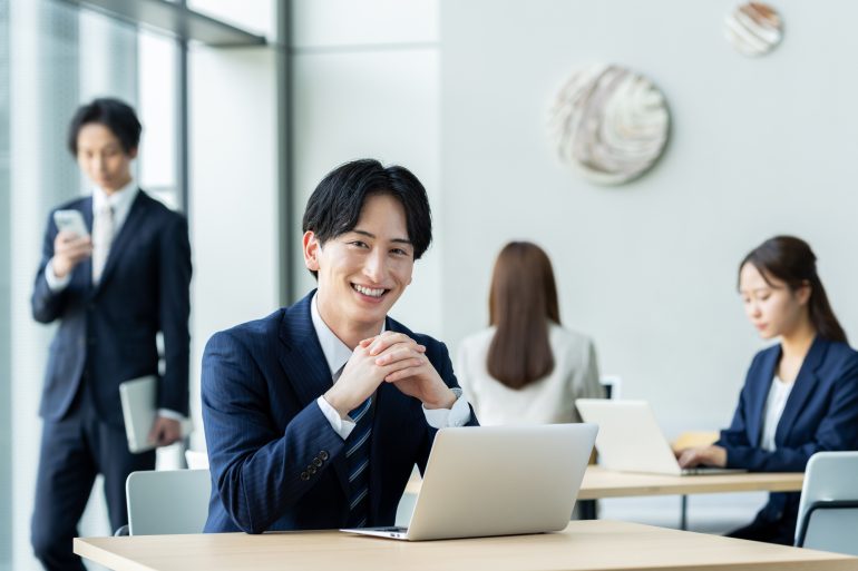 笑顔のビジネスパーソン