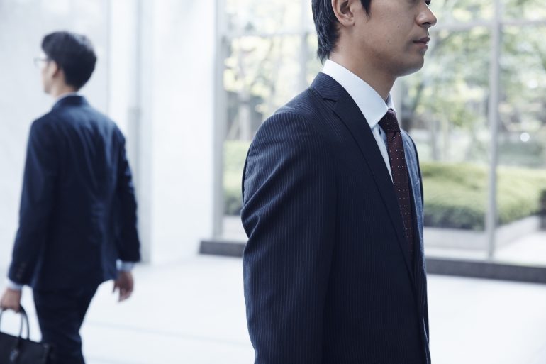 すれ違う二人のビジネスパーソン