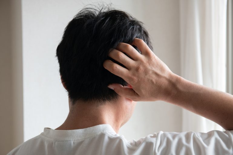 頭を抱えている人物