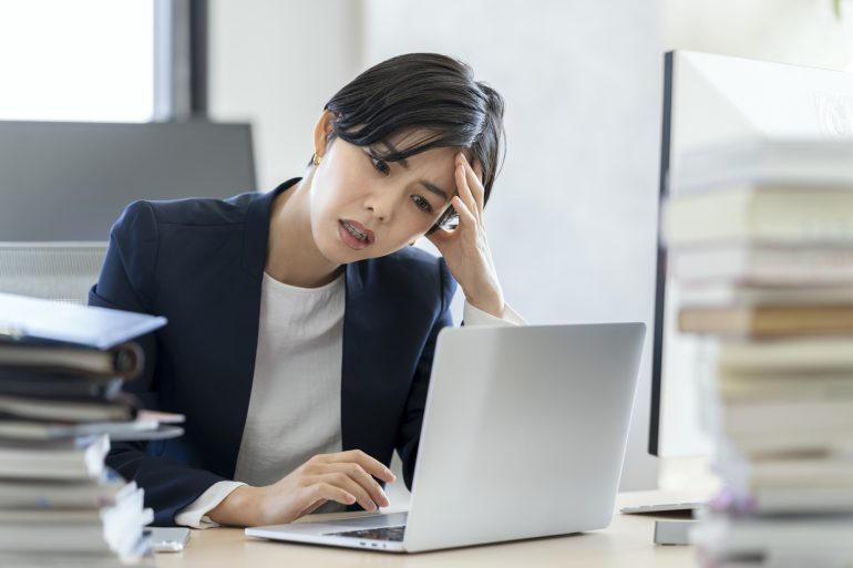 仕事をしながら頭を抱える