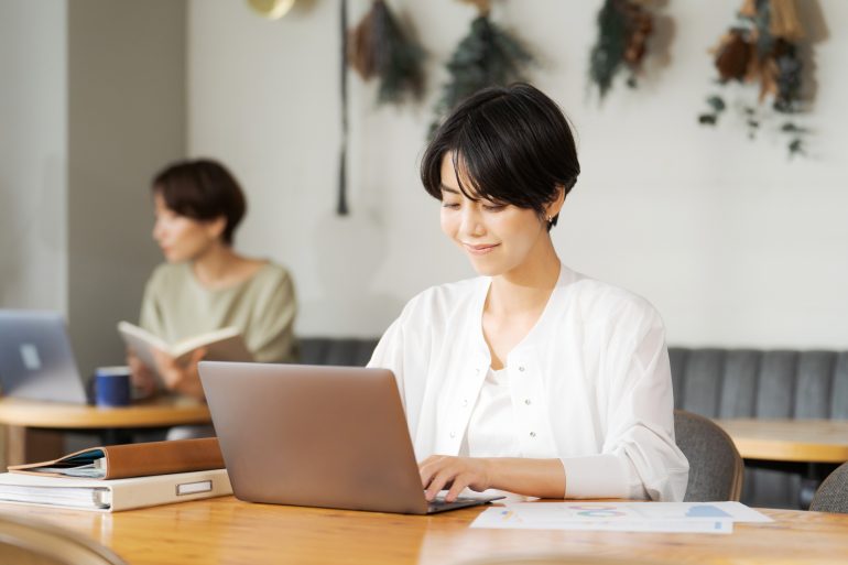 パソコンで仕事をする人物