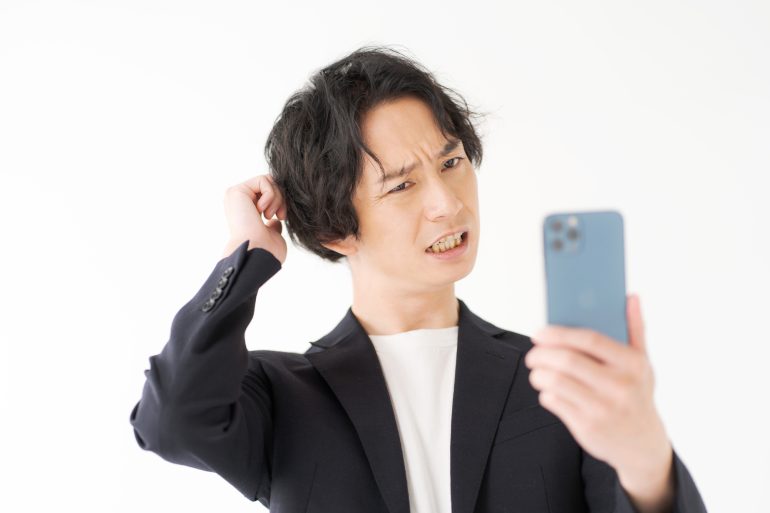 スマホを見て考える人物