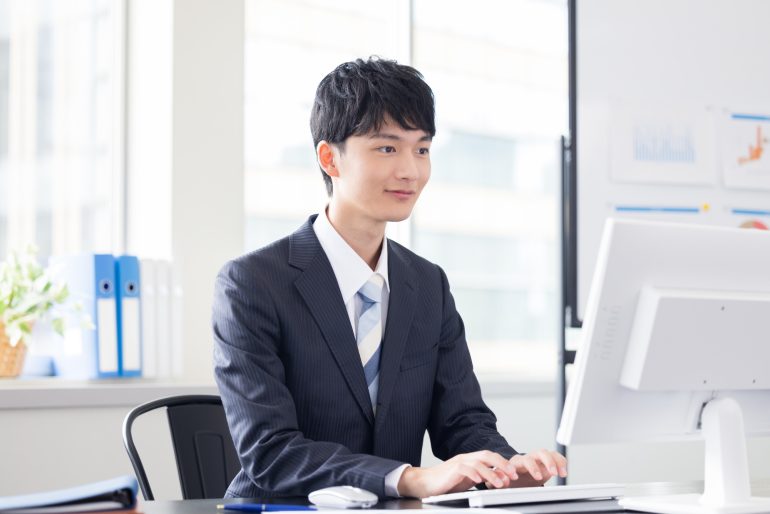 パソコンを操作する人物