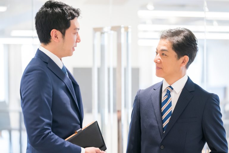 会話をするビジネスパーソン
