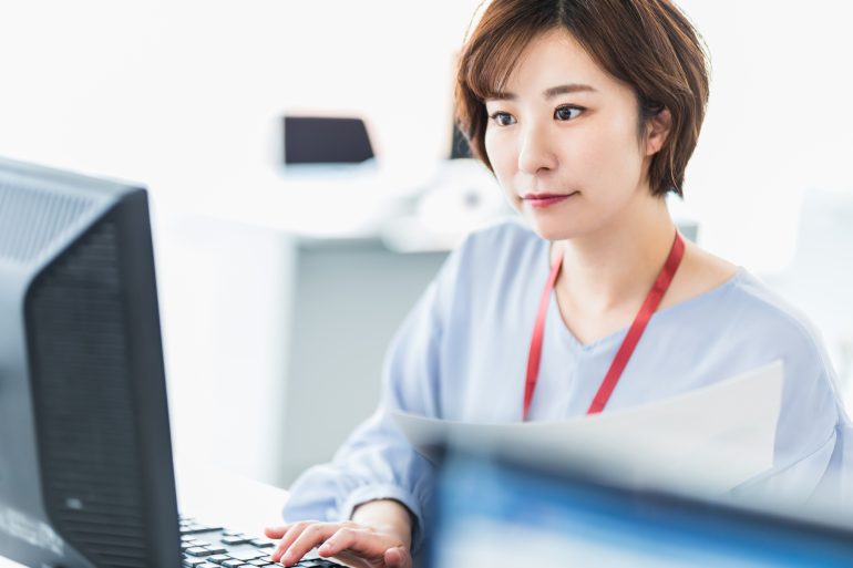 デスクワークをする