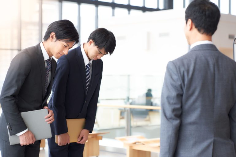 お辞儀をするビジネスパーソン