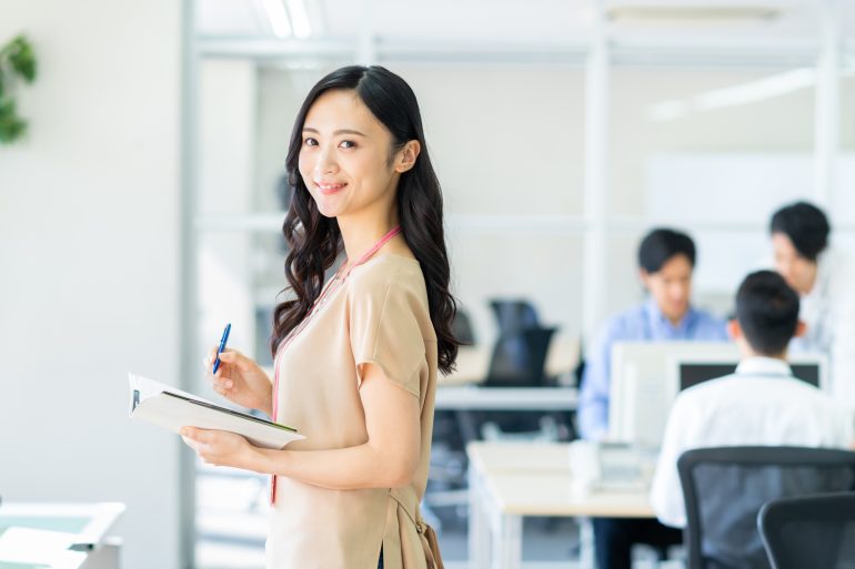 手帳を手にしているビジネスパーソン