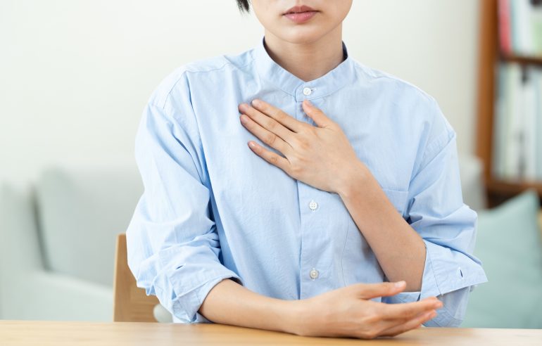 胸に手を当てる