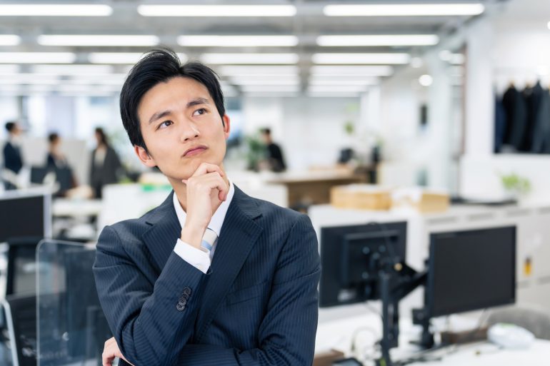 考え事をするビジネスパーソン
